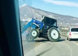 Трактор-дрифтер с отвалившимся колесом под Пятигорском попал на видео