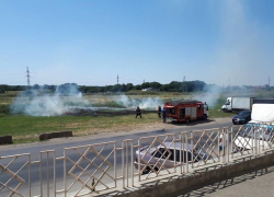 Подростки-пироманы устроили серьезный пожар рядом с двумя "Газелями" в Ставрополе