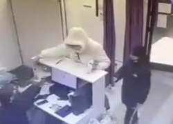 «Не гавкай тут сиди»: скандал с ножом на пункте WB в Пятигорске попал на камеры видеонаблюдения