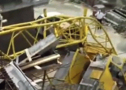 Строительный кран опрокинулся на здание в Ставрополе 