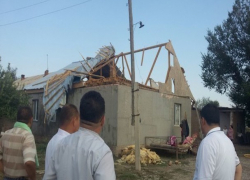 Из-за страшного урагана без крыши осталась школа и восемь частных домов на Ставрополье