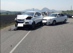 Сразу 10 автомобилей побились в серьезной аварии на трассе под Минводами из-за густых клубов дыма от пожаров и попали на видео