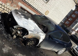 Припаркованный у многоэтажки «Ниссан» сожгли ночью в Ставрополе