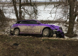 Из-за превышения скорости в дерево врезался 19-летний водитель на трассе Ставрополья