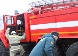 На Ставрополье пожар спалил дом, в котором находились женщина и ребенок 
