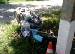 Подросток на мотоцикле без прав и шлема разбился насмерть о дерево на Ставрополье