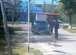 Стельба в Нефтекумске: двое сотрудников ранены, боевик убит, - очевидец