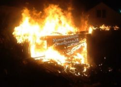 Пламя полностью охватило металлический гараж в центре Ставрополя 