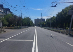 На улице Тухачевского в Ставрополе завершили дополнительную дорожную полосу 