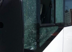 Водитель легковушки выстрелил из травмата в стекло маршрутки в Ставрополе
