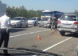 Огромная пробка образовалась под Ставрополем из-за ДТП с 4 автомобилями