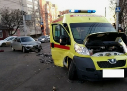 Авария реанимационного автомобиля и ВАЗ произошла в Ставрополе