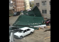 Крышу дома снесло ураганом на 10 припаркованных авто в Ставрополе
