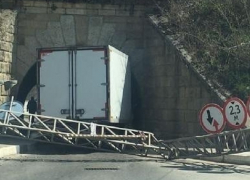 Угроза серьезной пробки появилась после нелепого ДТП с участием "Газели" в Ессентуках