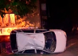 "Калина" кувырками вылетела с дороги и рухнула возле многоэтажки в Пятигорске