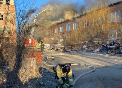 Пожар на площади 2 тысячи квадратов вспыхнул в мебельном цехе Ставрополя 