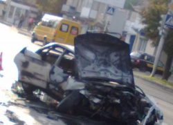 В Ставрополе на перекрестке сгорела машина