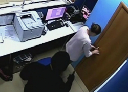 Дерзкое нападение вооруженного рецидивиста в маске на букмекерскую контору в Ставрополе попало на видео 