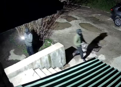 Камеры в Кисловодске засекли неизвестных за нанесением надписей с рекламой запрещенных веществ 