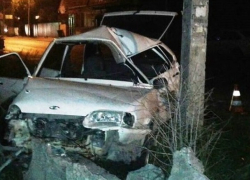 Врезавшаяся в бетонный столб «четырнадцатая» протаранила три машины в Пятигорске – водитель погиб на месте 