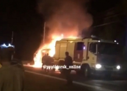 Момент взрыва микроавтобуса попал на видео в Пятигорске 