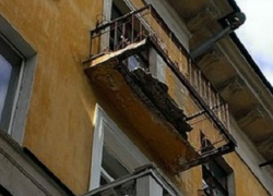 На одной из улиц Кисловодска прямо на человека рухнул балкон