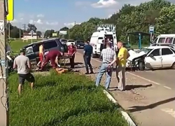 Жестокое столкновение двух иномарок на трассе в Ставропольском крае чудом обошлось без погибших