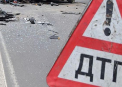 В дерево врезалась женщина на «Ладе-Калине» из-за плохой погоды на Ставрополье