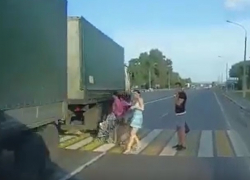 Многотонная фура пронеслась в десятке сантиметров от женщины с ребенком на «зебре» в Невинномысске