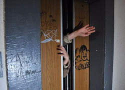 Трое детей застряли в лифте в Кисловодске