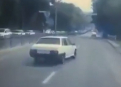 Момент удара о столб заснял видеорегистратор пятигорской маршрутки