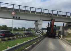 Трал с экскаватором застрял под мостом в Ставрополе 