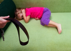  5-летнюю девочку избивала ремнем озверевшая мачеха на Ставрополье 