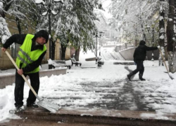 В Кисловодске убирают первый снег