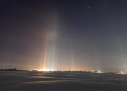 Кадрами со световыми столбами в морозную ночь поделились жители Ставрополя