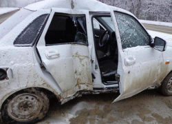 В Ставрополе "Приора" столкнулась с мачтой освещения