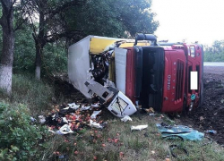 Грузовик с водителем перевернулся на Ставрополье