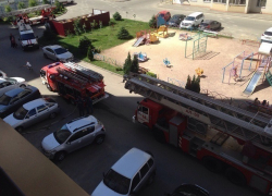 Густые клубы дыма с балкона многоэтажки испугали жителей "Перспективного" в Ставрополе