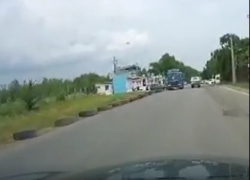 Многотонная фура снесла капот иномарке под Пятигорском