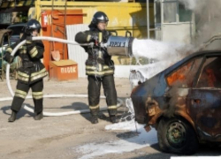 Девять сотрудников МЧС тушили загоревшуюся машину на трассе Ставрополья