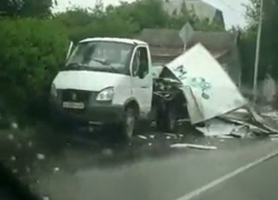 Нависающее над дорогой дерево снесло будку у "Газели" в Ставрополе