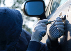 На КМВ работник автосервиса угнал и разбил машину клиента