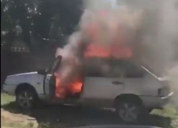 Огненный столб из салона «девятки» на обочине дороги в Невинномысске сняли на видео