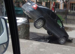 Черная иномарка «влетела» на ступеньки санатория и повисла на ограде в Железноводске