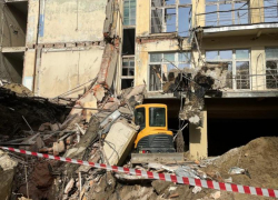 В Кисловодске под завалами обрушенного санатория нашли труп мужчины