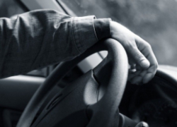 Водителя, сбившего пешеходов, ищут в Ставрополе