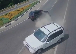 Жесткий таран белого внедорожника "Нивой" под Пятигорском попал на видео