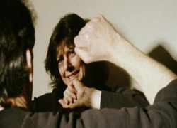 Пьяный мужчина за отказ в сексе избил и изнасиловал свою знакомую в Пятигорске