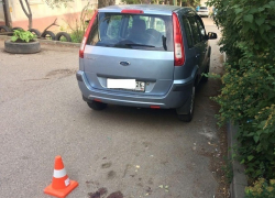 Гуляющую во дворе 90-летнюю бабулю сбил  сдающий назад «Форд» в Пятигорске