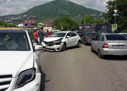 Автомобильный боулинг: МАЗ с отказавшими тормозами протаранил сразу семь "легковушек" на Ставрополье